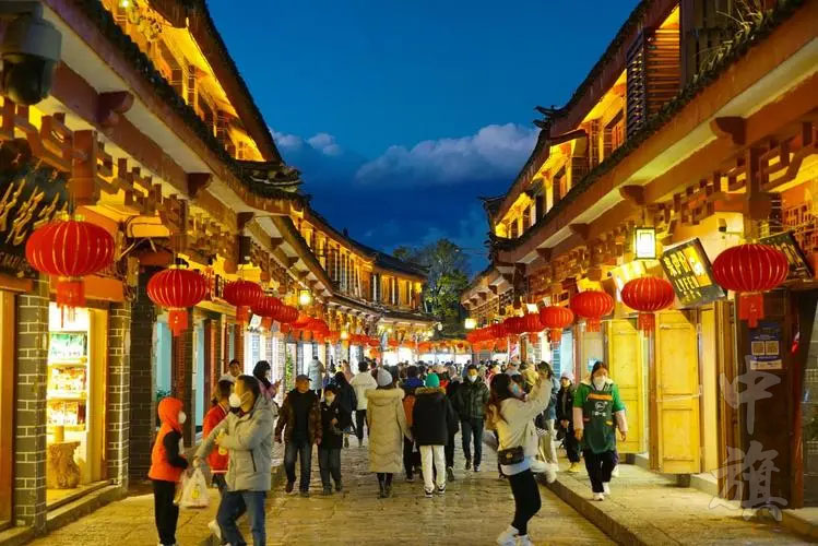 麗江人來(lái)人往