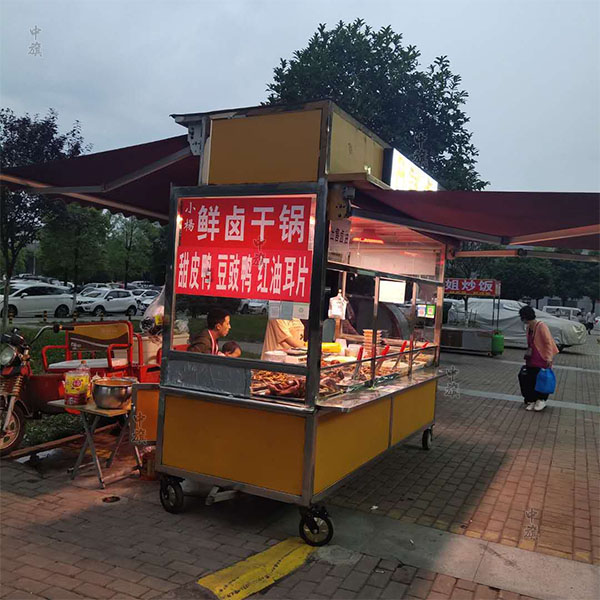 小攤里邊的小吃車(chē)非常美味且方便.jpg