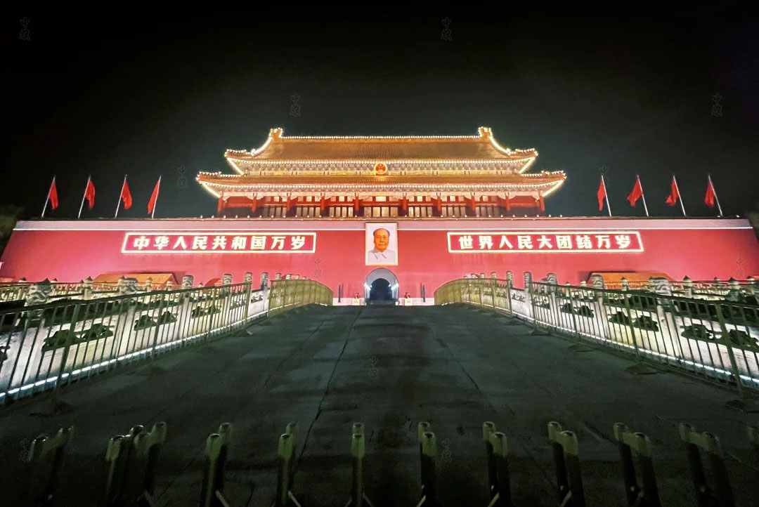 夜晚的天安門廣場，燈火輝煌