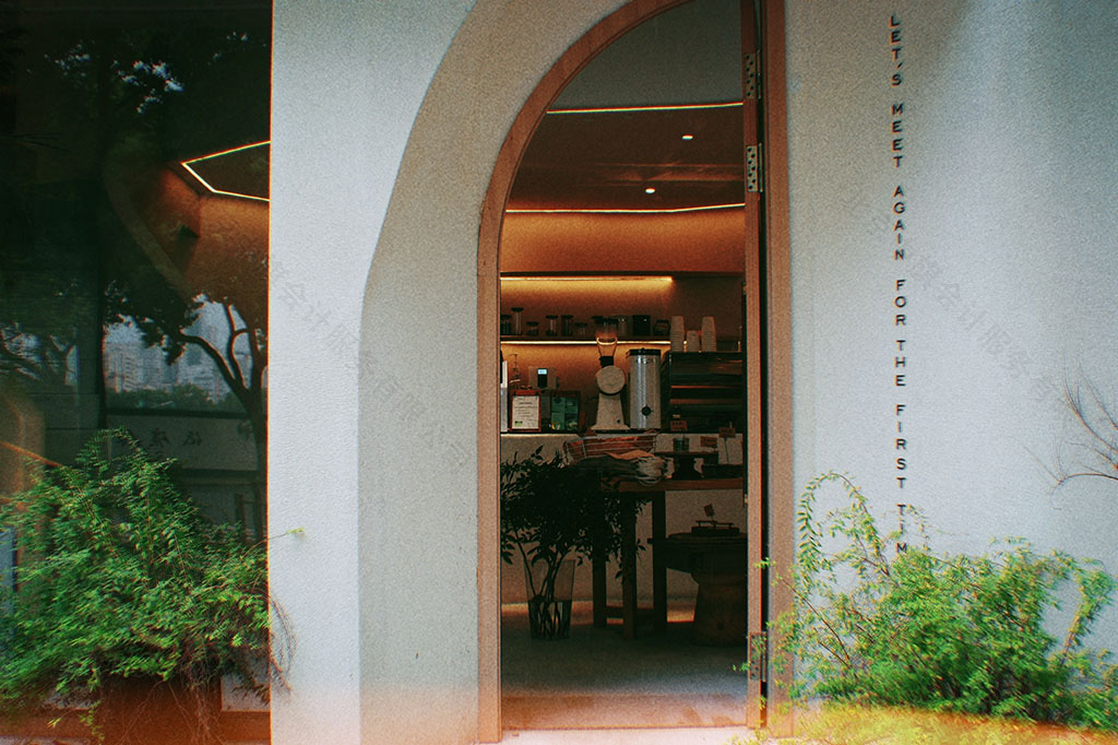 樓下正在營業(yè)的咖啡館，優(yōu)雅，大方.jpg