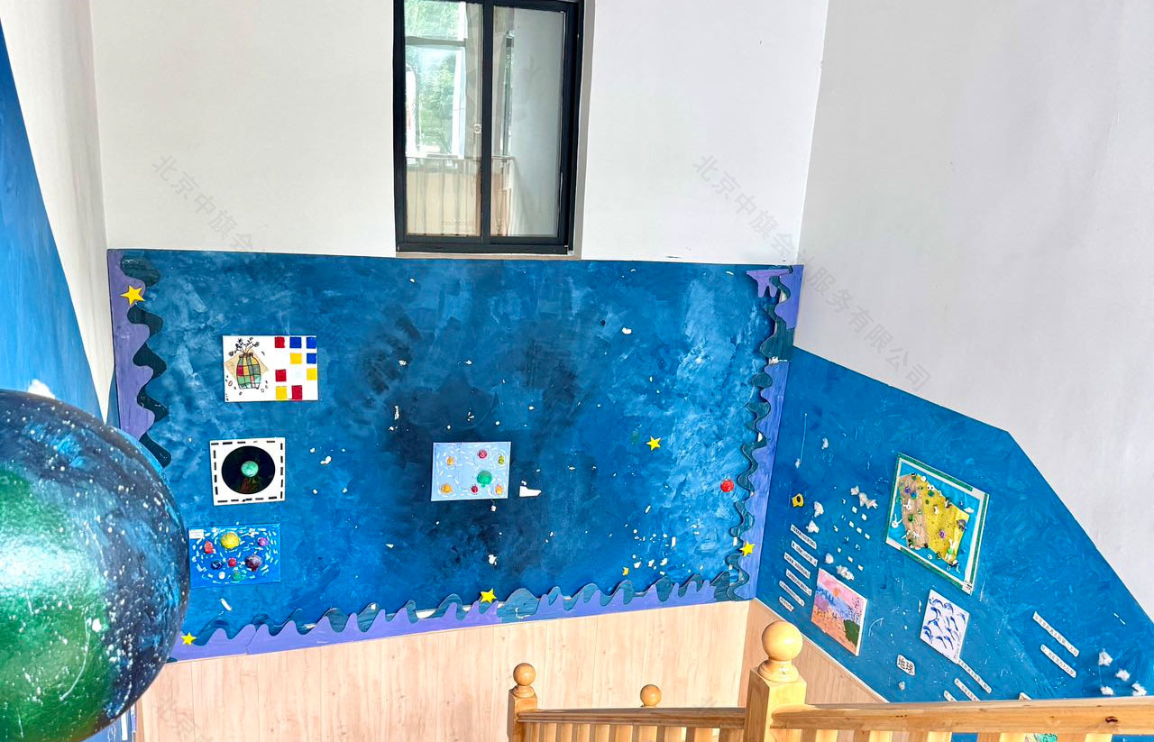 幼兒園的樓梯間的彩繪，辦理幼兒園確實(shí)不容易，一定要細(xì)心.jpg