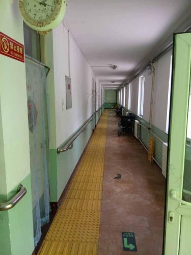 養(yǎng)老院走廊一角，地面鋪設(shè)盲道.jpg