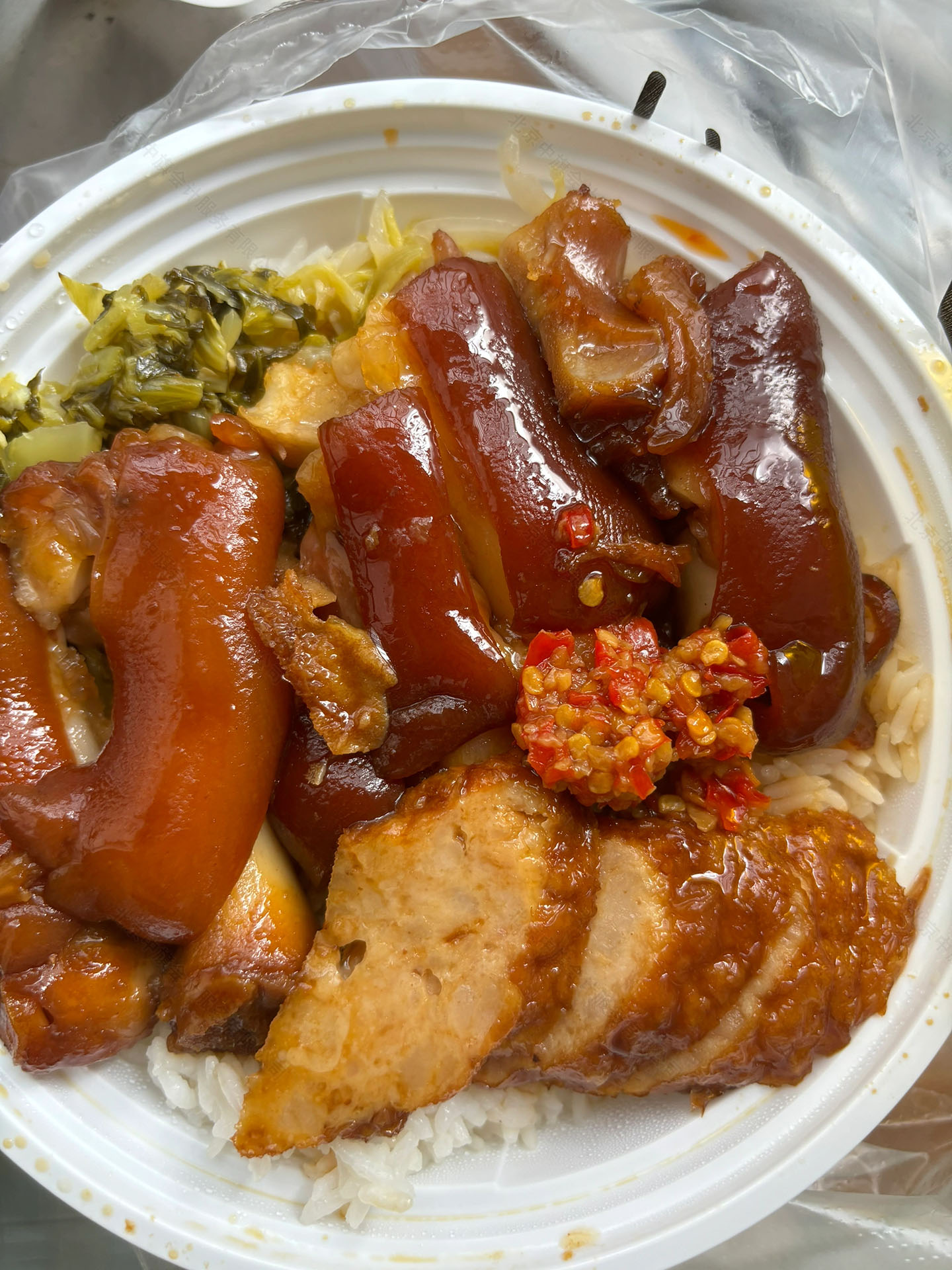 小編才看到新聞，今天周六中午剛買的豬腳飯，我是吃呢還是不吃呢！糾結(jié)！.jpg