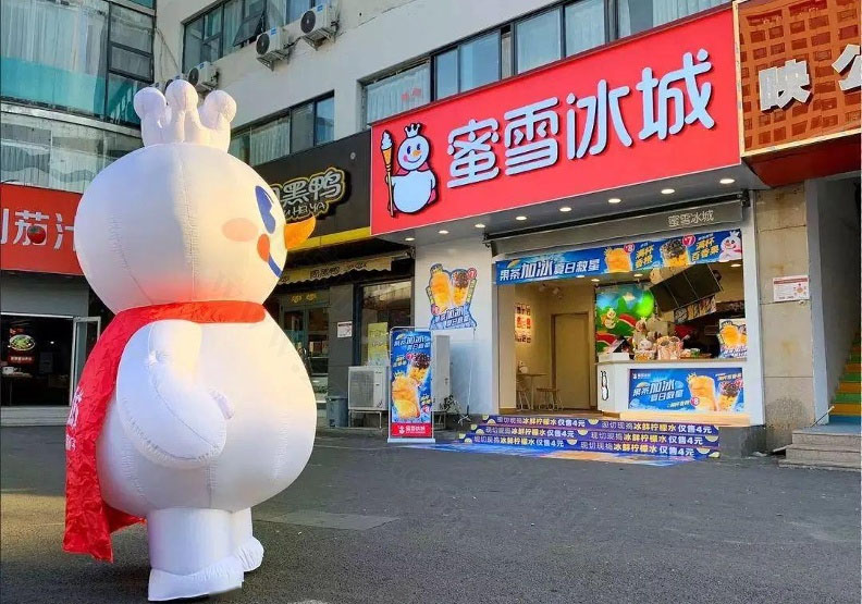 蜜雪冰城的雪王在門(mén)口攬客.jpg