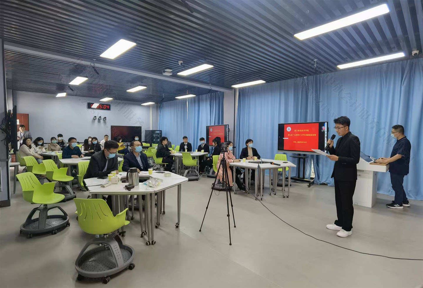 母校在舉辦大學生創(chuàng)業(yè)啟動儀式.jpg