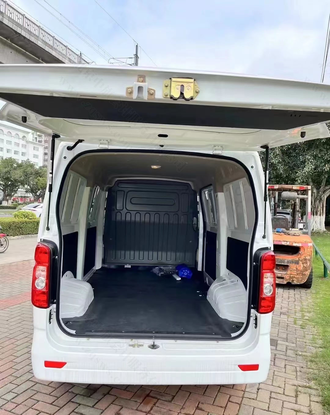 又是跑車拉貨的一天.jpg