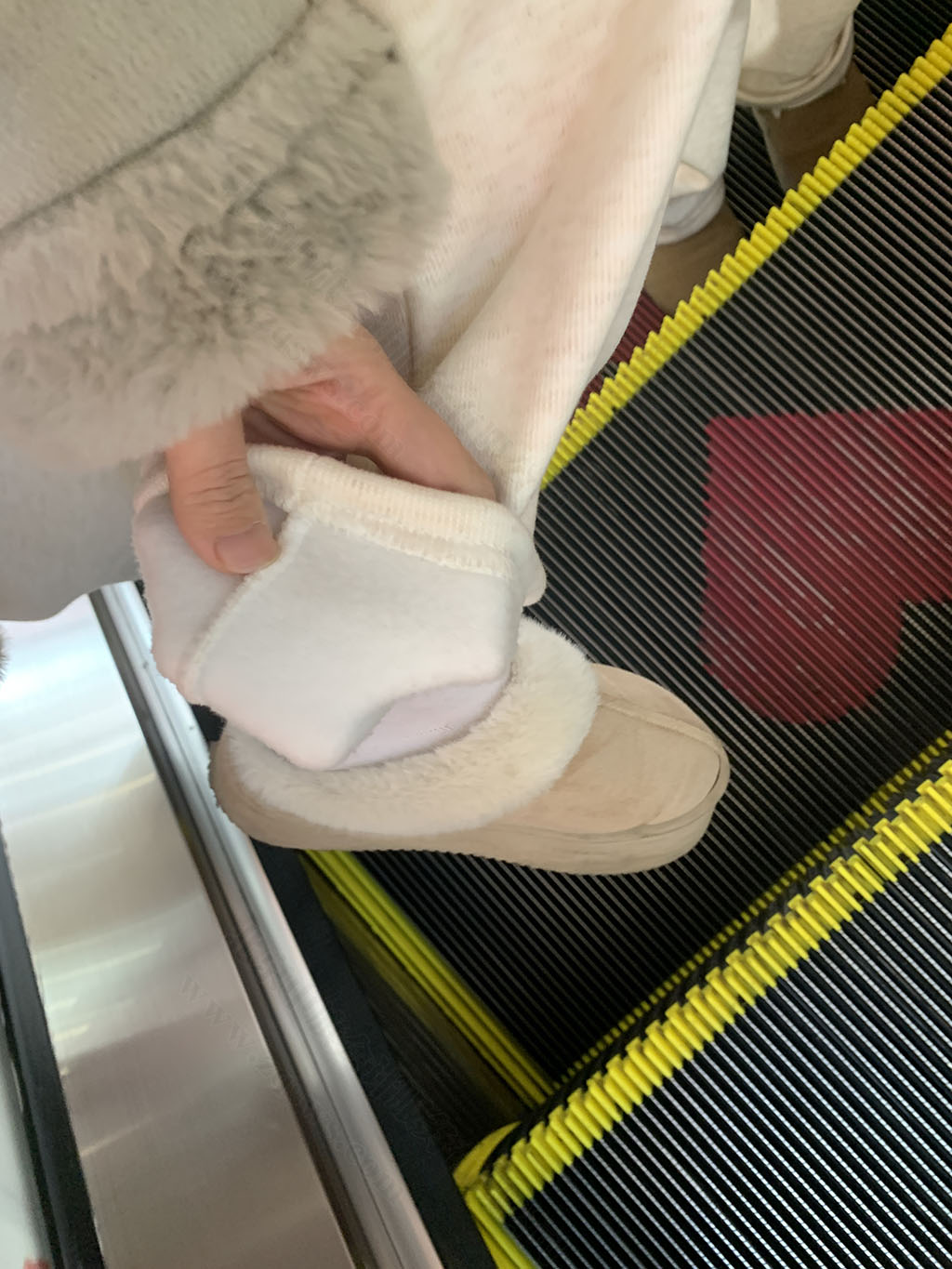 閨蜜剛買(mǎi)的一個(gè)拉毛的褲子，穿著很暖和.jpg