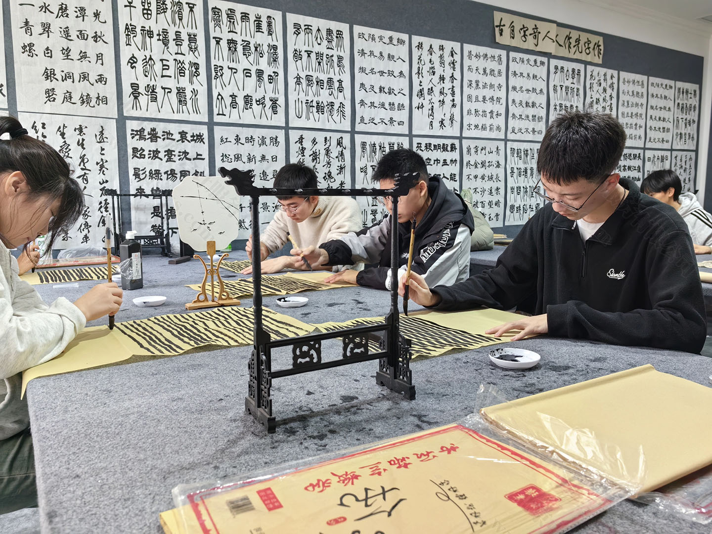 正在寫(xiě)字的孩子們.jpg 正在寫(xiě)字的孩子們.jpg