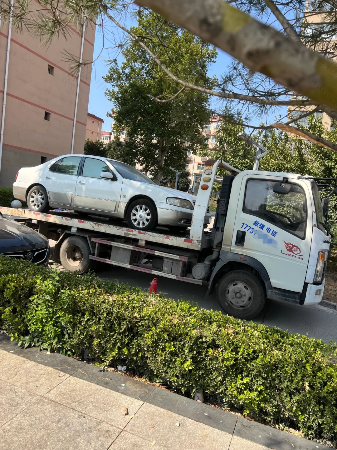 準(zhǔn)備拉去報廢的車.jpg 準(zhǔn)備拉去報廢的車.jpg