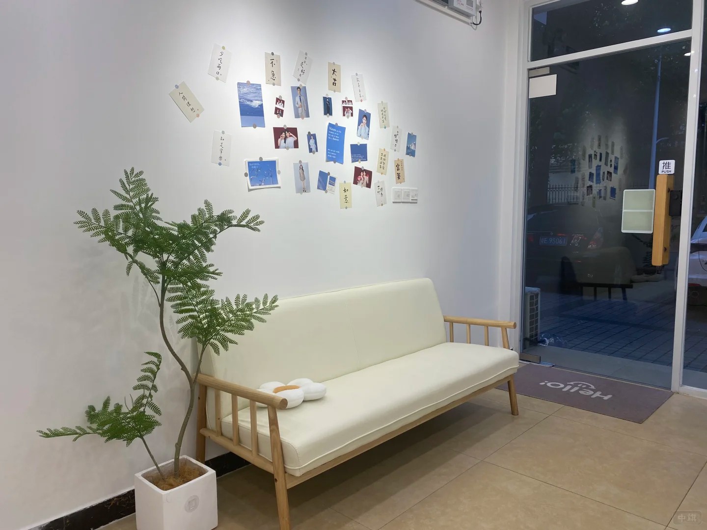 照相館門(mén)口的休息區(qū).jpg