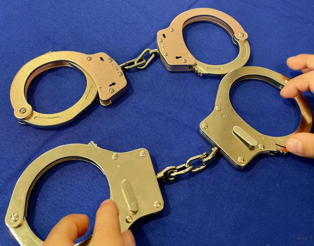 玫瑰金的手銬.jpg 玫瑰金的手銬.jpg