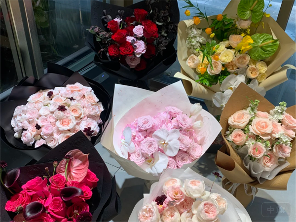 鮮花擺滿了一地一會(huì)跑腿來取