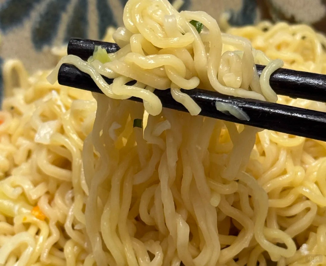 熱騰騰的方便面，看著有點(diǎn)小饞了