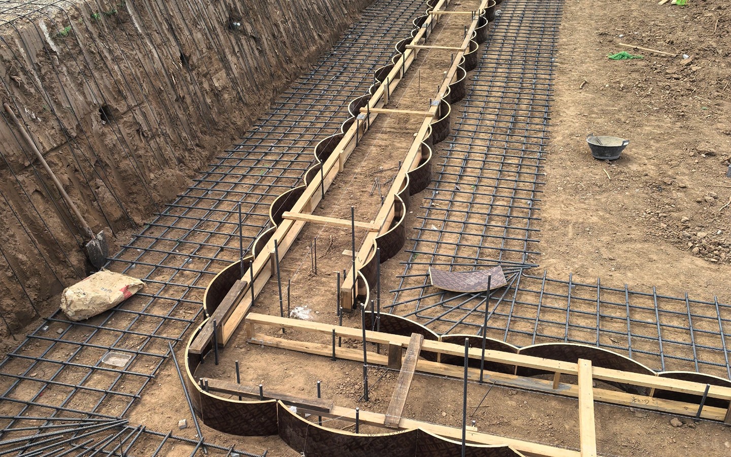 基坑邊坡噴錨施工，先使用錨桿機(jī)鉆孔插入錨桿，然后綁扎鋼筋網(wǎng)片